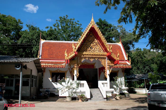 Entrada al templo — Kanchanaburi, Tailandia