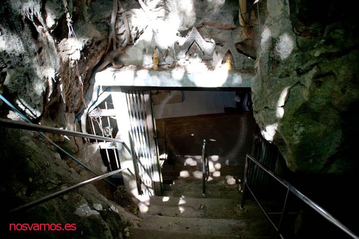 Acceso a la cueva bajando las primeras escaleras — Kanchanaburi, Tailandia