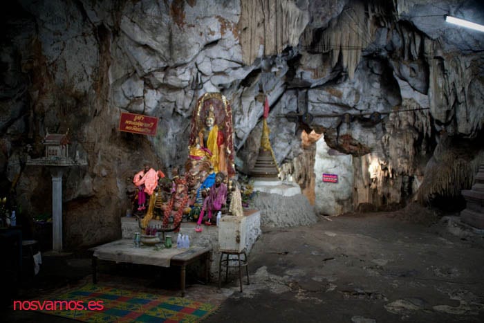 Santuario principal antes de la salida de la cueva — Kanchanaburi, Tailandia