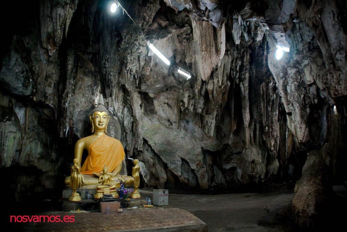 Santuario principal antes de la salida de la cueva. Templo  de la Cueva. — Kanchanaburi, Tailandia