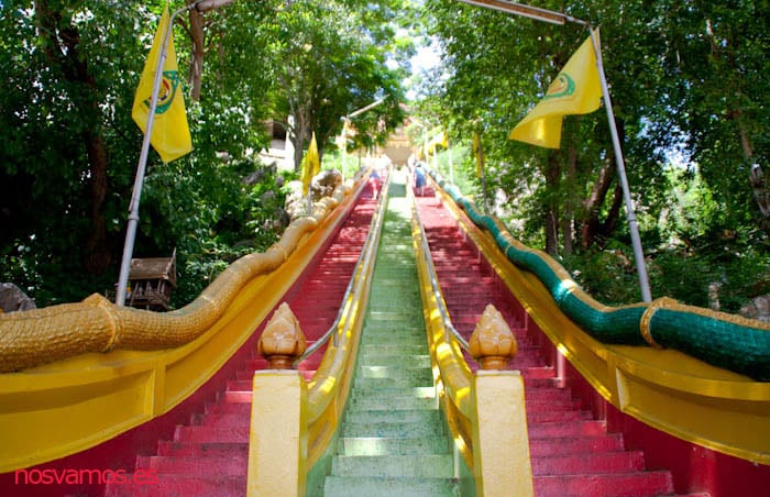 Escaleras para acceder, tomadlo con calma — Kanchanaburi, Tailandia