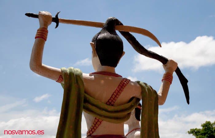 Uno de los guerreros que custodia el Buda — Kanchanaburi, Tailandia