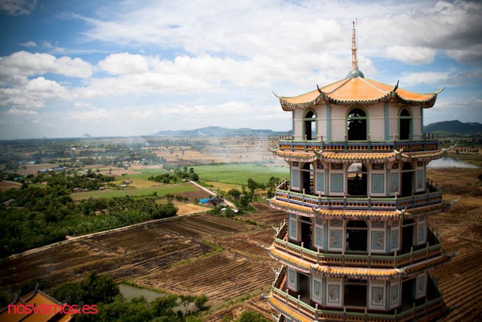 Una de las vistas desde lo alto de la Pagoda — Kanchanaburi, Tailandia