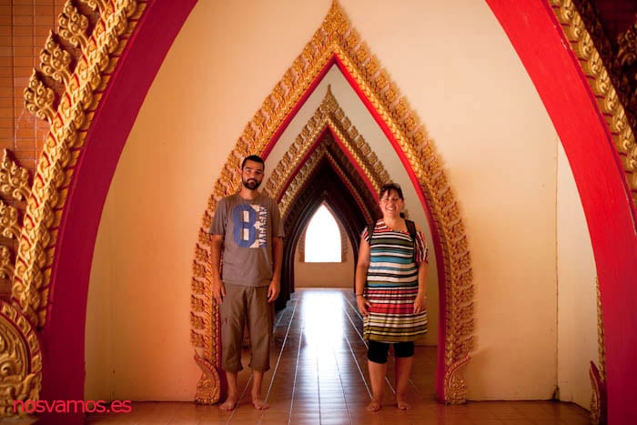 Haciendo el mono en la base de la pagoda — Kanchanaburi, Tailandia