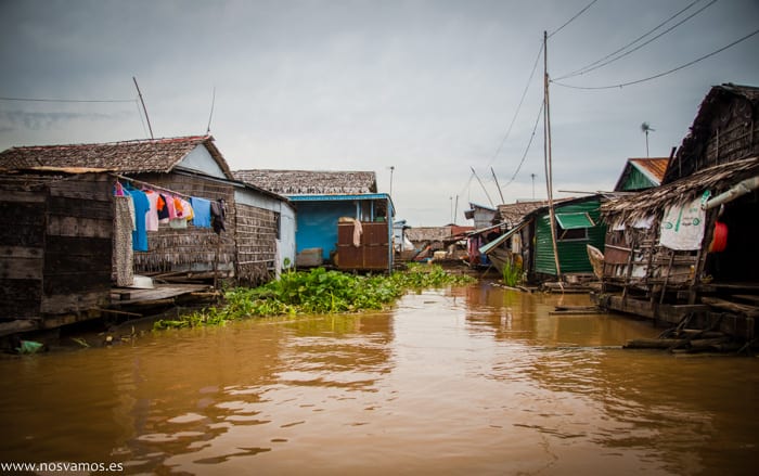 Una de las decenas de 'calles' del poblado flotante — Chong Kos, Camboya