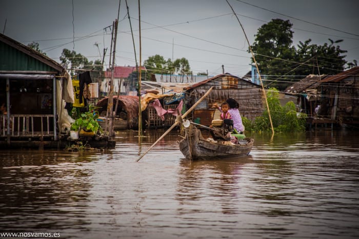 El barco a remos, el medio de transporte local — Chong Kos, Camboya