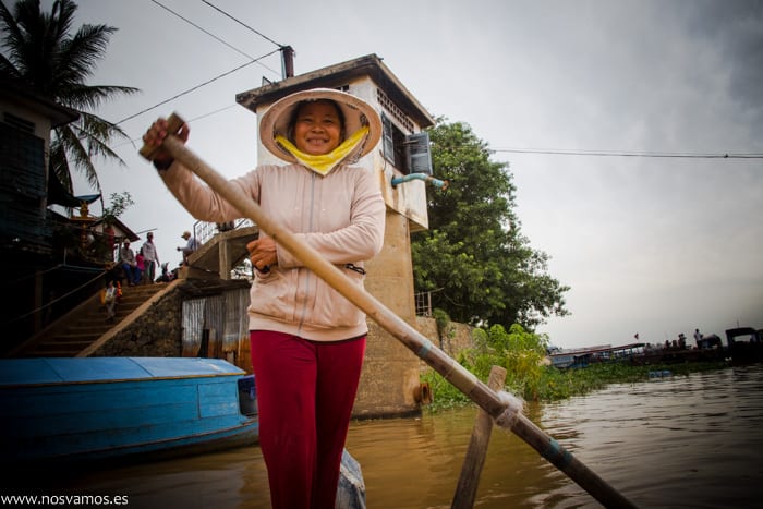 Nuestra barquera, aquí son las mujeres las que se encargan de los barcos — Chong Kos, Camboya