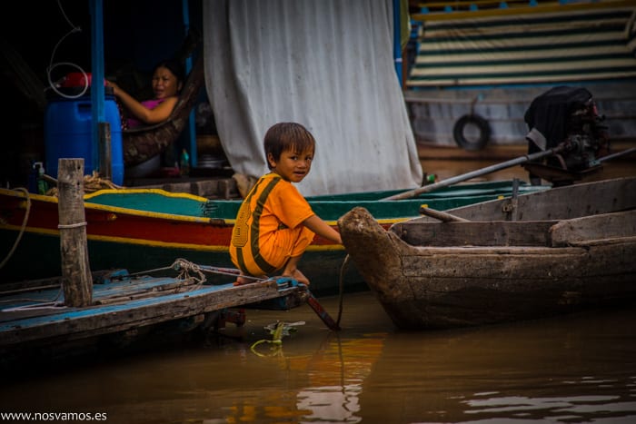 La mirada de los niños siempre es curiosa — Chong Kos, Camboya