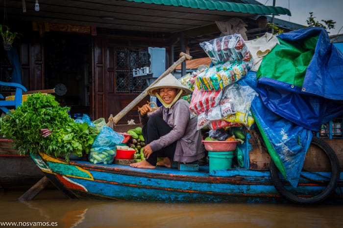 Los mismos barcos para pasear turistas son los que se usan para el comercio dentro del poblado — Chong Kos, Camboya