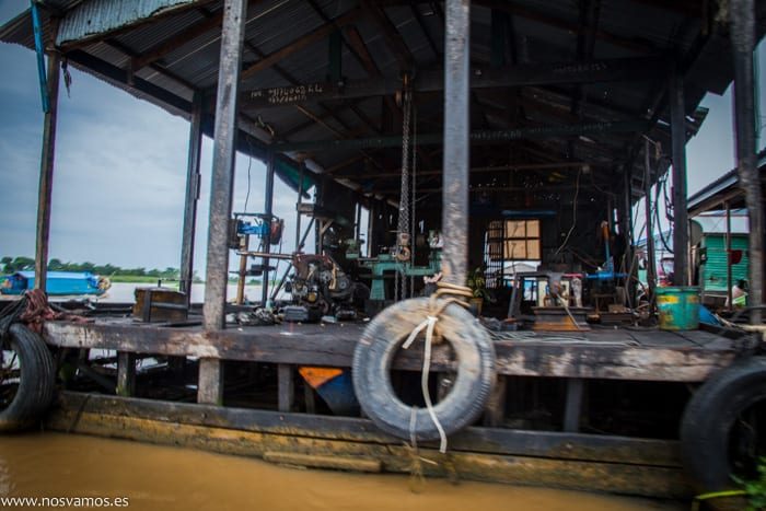 Taller mecánico flotante, muy importante para los barcos a motor — Chong Kos, Camboya