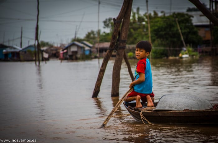 Los niños aprenden a remar antes que a andar — Chong Kos, Camboya