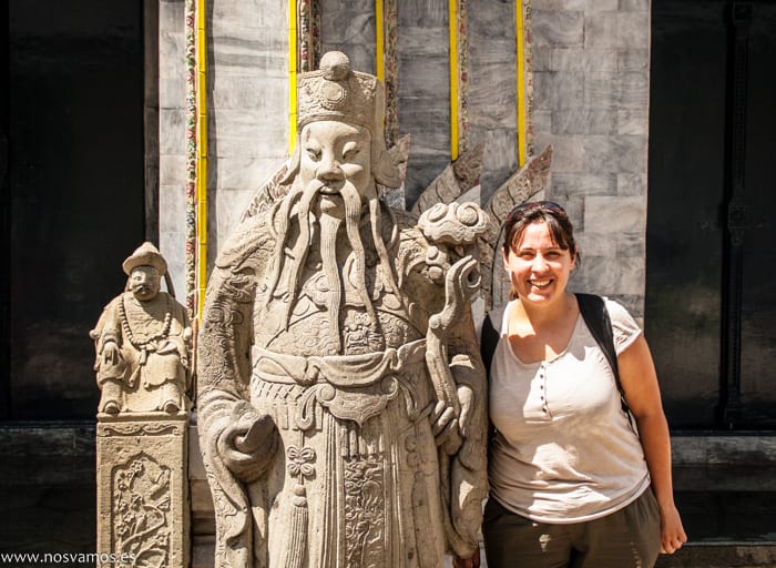 Ruth comparando las barbas de ese señor con las mias — Bangkok, Tailandia