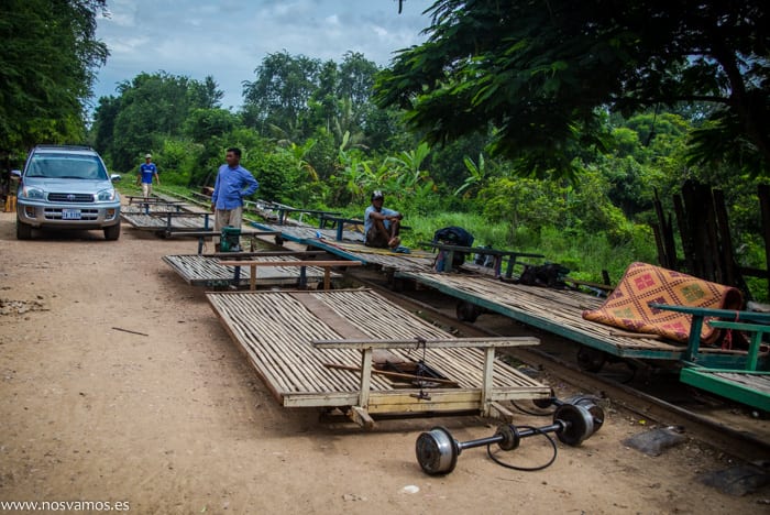 Llegada a la estación del tren de bambú — Battambang, Camboya