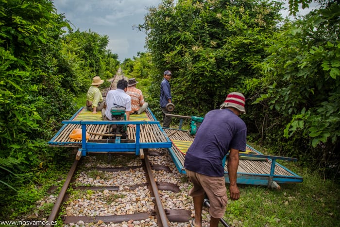 La misma vía se utiliza en los dos sentidos, si viene otro tren, hay que desmontar — Battambang, Camboya