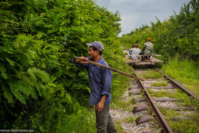 El estado de las vías hay que mantenerlo — Battambang, Camboya