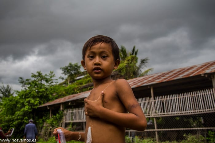 Los niños ayudan a sus mayores a atraer turistas a las tiendas, una pena — Battambang, Camboya