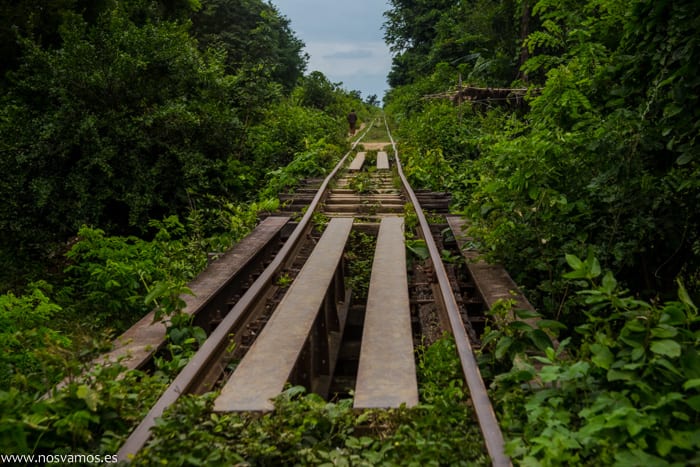 La vías del tren es mejor no mirarlas cuando vas en marcha — Battambang, Camboya