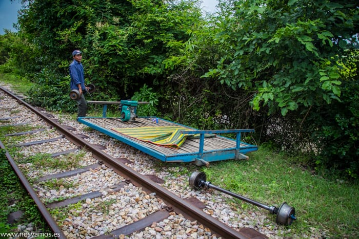 Tren desmontado en la cuneta — Battambang, Camboya