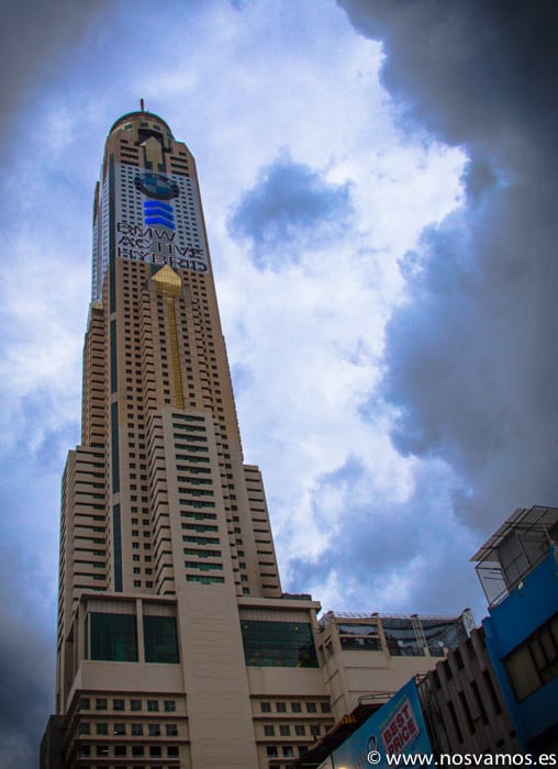 Baiyoke Tower vista desde la calle — Bangkok, Tailandia