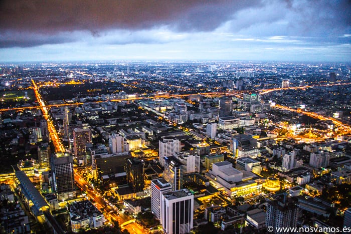 Comienza a anochecer, las nubes dan una imagen alucinante — Bangkok, Tailandia