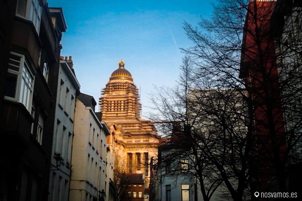 Vista del Palacio de Justicia desde una de las calles cercanas — Vivir en Bruselas, Bélgica