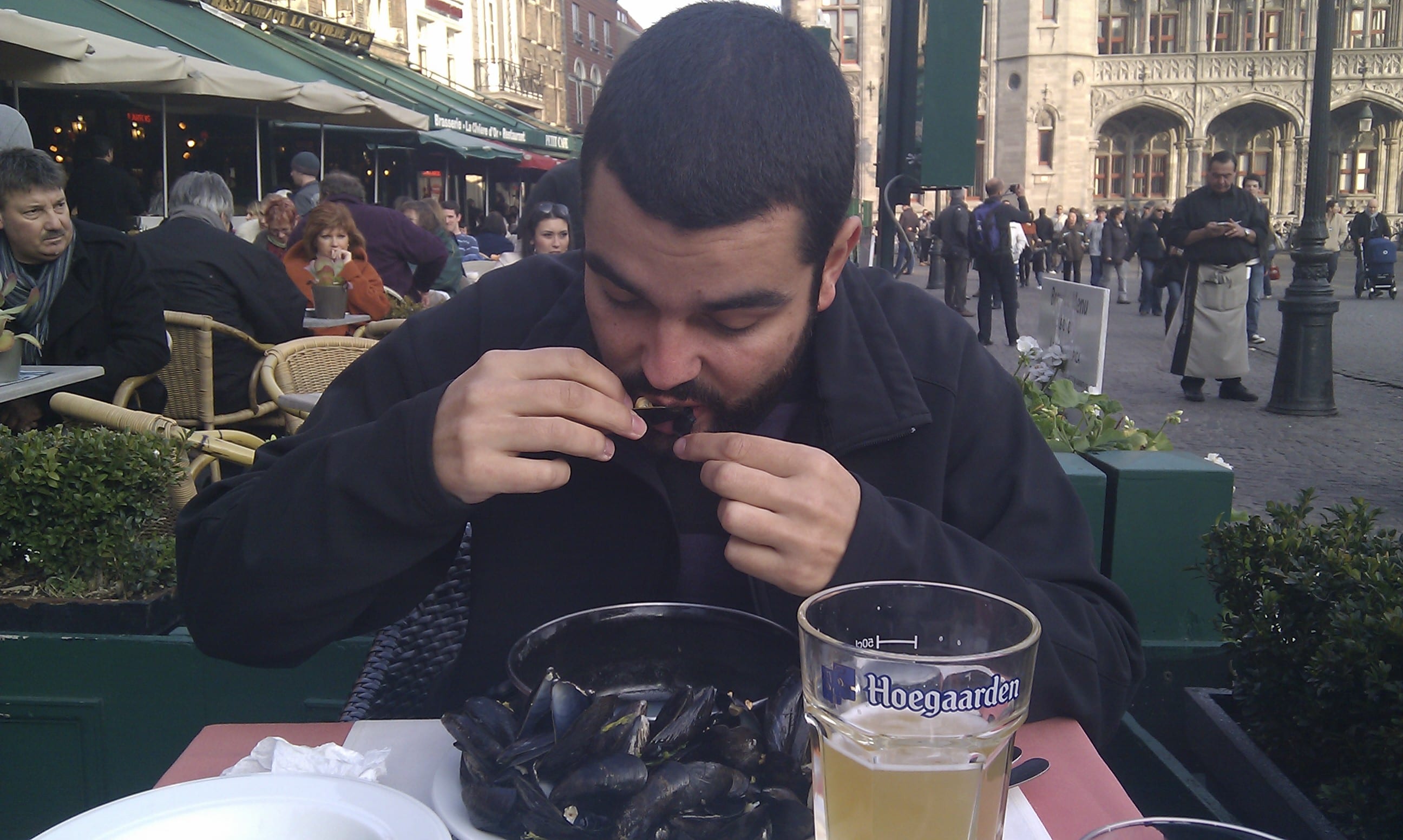 Juanjo devorando  — Vivir en Bruselas, Bélgica