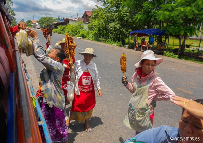 Vendedoras de comida en la carretera entre Pakse y Dong khong — Laos