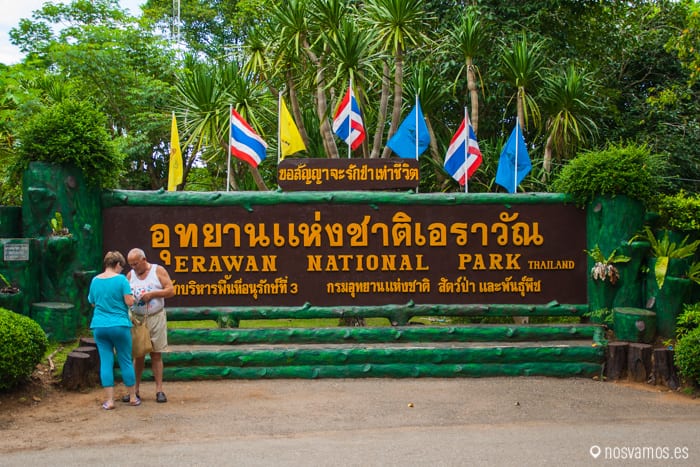 Entrada al Parque Nacional de Erawan, imposible hacer fotos sin turistas Rusos — Kanchanaburi, Tailandia