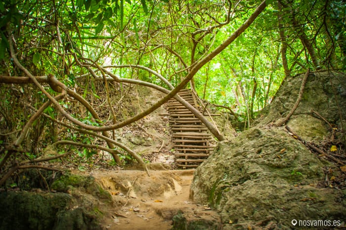 A medida que se sube, hay menos gente y el camino es más  — Kanchanaburi, Tailandia