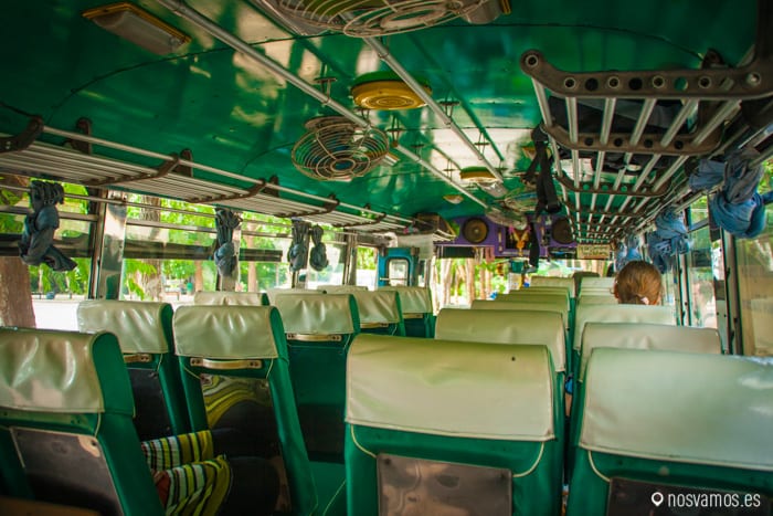 El autobús de vuelta, igual que el de ida. Aire acondicionado el que entra por las ventanillas — Kanchanaburi, Tailandia