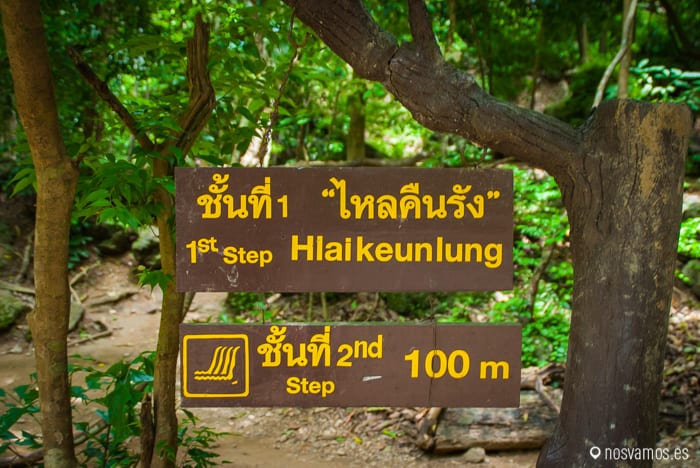 Las indicaciones para ir de una cascada a otra son muy visibles y cómodas — Kanchanaburi, Tailandia