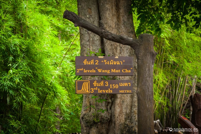 Indicaciones para seguir la ruta de las cascadas — Kanchanaburi, Tailandia