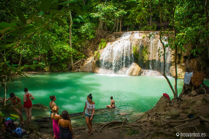 Cascada del Nivel 1. De las más pequeñas pero con mucha gente bañandose — Kanchanaburi, Tailandia