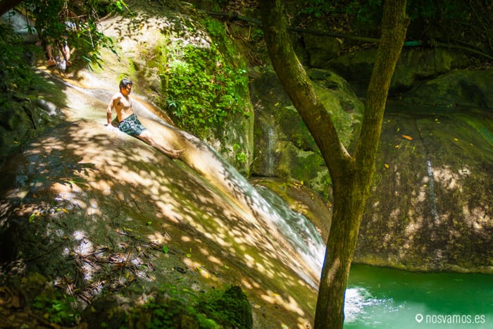 La gente se tira desde las rocas — Kanchanaburi, Tailandia