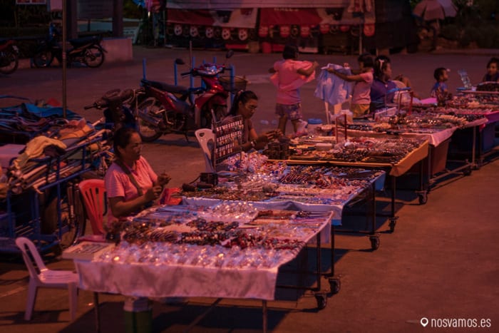 Mercado nocturno al lado del puente — Kanchanaburi, Tailandia