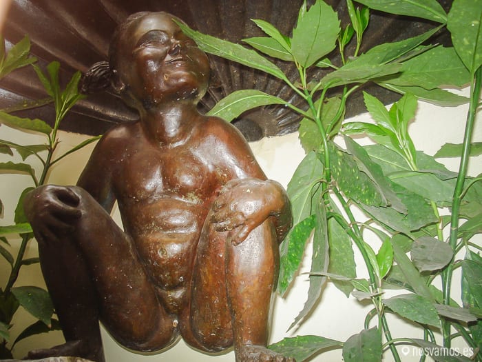 En frente del Delirium Tremens, la Janneken pis — Vivir en Bruselas, Bélgica