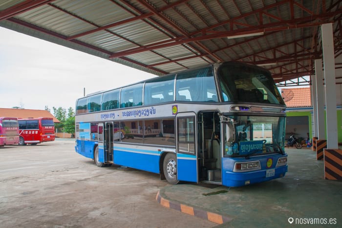Este es el autobús. Cuando salimos iba completo al 100%, y tengo dudas si en la bodega iba más gente — Luang Prabang, Laos