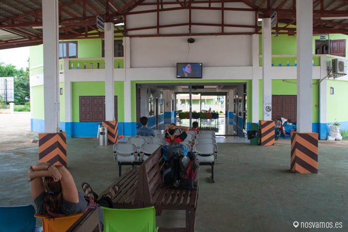 Aprovechando una estación de autobuses vacía para ver el culebrón de la tarde — Luang Prabang, Laos