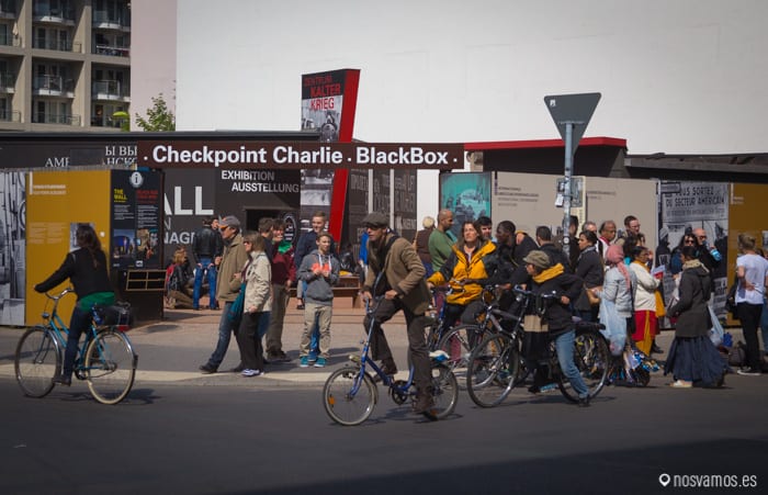 Entrada al Check Point Charlie — Berlín, Alemania
