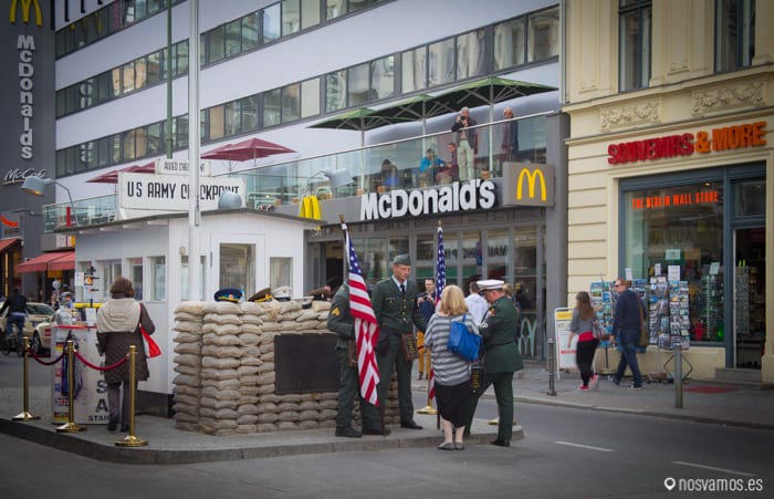 Supuestos soldados Americanos custodiando el paso, un fanfai de turistas — Berlín, Alemania