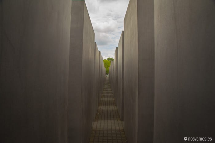 Monumento a los Judios asesinados, al fondo el Tiergarten — Berlín, Alemania