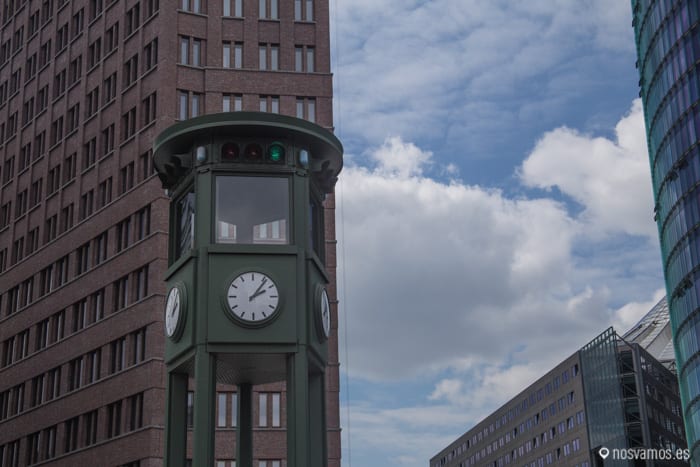 Réplica del semáforo en la Podstamer Platz — Berlín, Alemania