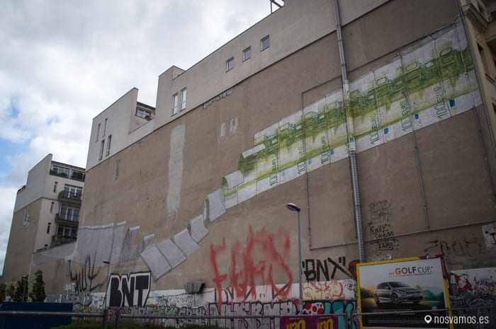 Otro graffiti de BLU. Köpenicker Strasse — Berlín, Alemania