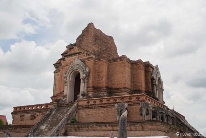 Imagen de los elefantes del Wat Chedi Luang — Chiang Mai, Tailandia
