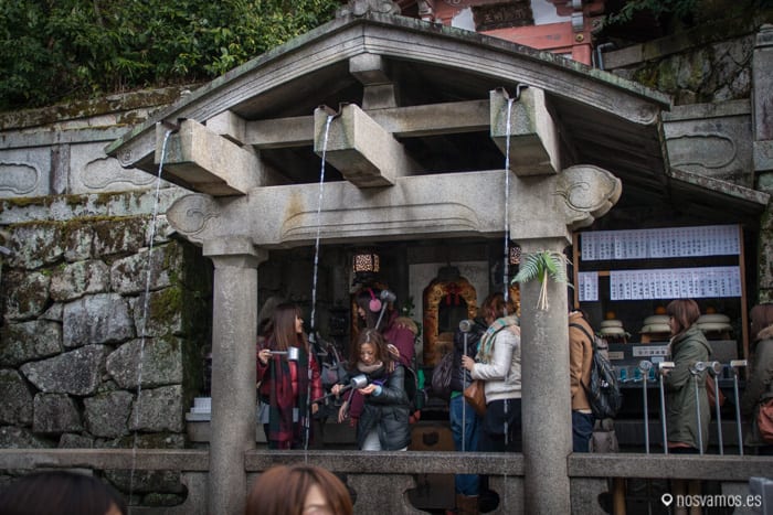 Agua que sale de pequeñas cascadas en la montaña y que sirve para la purificación antes de la oración — Kyoto, Japón