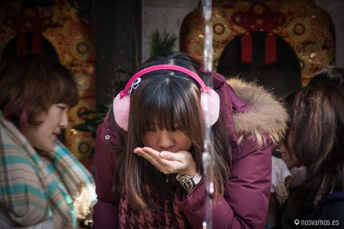 El lavado de manos y boca con agua se llama Temizu — Kyoto, Japón