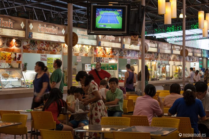 Algunos de los restaurantes que hay a la entrada, los del fondo molan más ;) — Chiang Mai, Tailandia