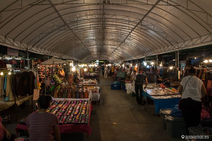 Los puestos que hay debajo de las carpas, hay dos enormes — Chiang Mai, Tailandia