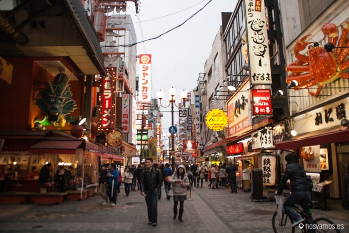 Carteles, comercios y restaurantes, un básico — Osaka, Japón