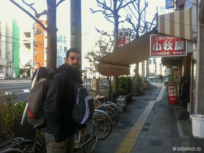 Con las mochilas encima y el paraguas que no falte — Osaka, Japón
